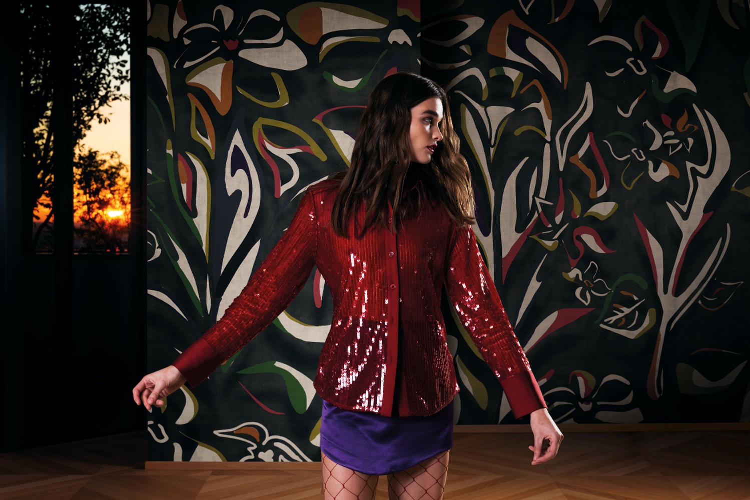 Tapet cu model abstract si floral in nuante de negru, cu o femeie imbracat in rosu in fundal