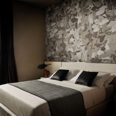Tapet floral gri cu detalii fine, perfect pentru un dormitor modern