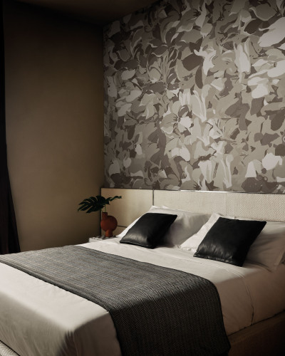 Tapet floral gri cu detalii fine, perfect pentru un dormitor modern