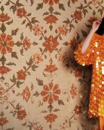 Tapet cu design floral delicat, in nuante de bej