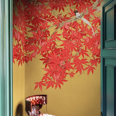 Tapet cu un design inspirat din arta japoneză tradițională, prezintă o ramură de copac cu frunze roșii vibrante, pe un fundal auriu, cu un pasăre albă elegantă așezată pe o ramură.