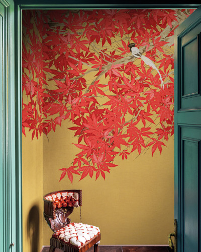 Tapet cu un design inspirat din arta japoneză tradițională, prezintă o ramură de copac cu frunze roșii vibrante, pe un fundal auriu, cu un pasăre albă elegantă așezată pe o ramură.