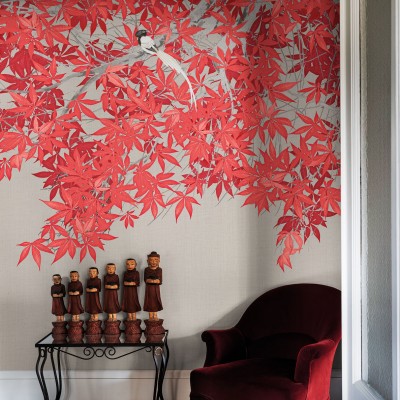 Tapet cu un design unic, ce include o ramură de copac cu frunze roșii și o pasăre cu coada lungă, culori calde și delicate, motive florale orientale.