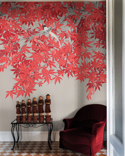 Tapet cu un design unic, ce include o ramură de copac cu frunze roșii și o pasăre cu coada lungă, culori calde și delicate, motive florale orientale.