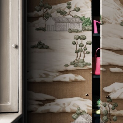 Tapet cu design asiatic, inspirat de cultura japoneză, cu motive de kimono și cărți pe un fundal texturat în nuanțe de caramel.