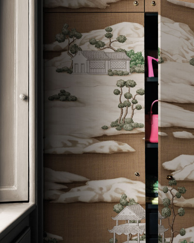 Tapet cu design asiatic, inspirat de cultura japoneză, cu motive de kimono și cărți pe un fundal texturat în nuanțe de caramel.