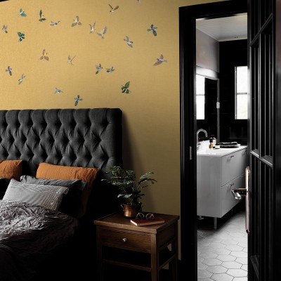 Tapet auriu cu păsări delicate, perfect pentru a adăuga un aer exotic și elegant spațiului dumneavoastră.