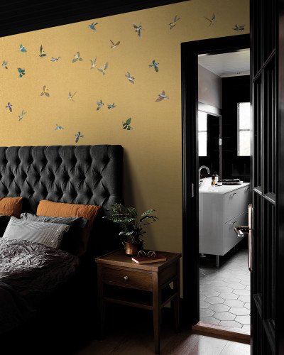 Tapet auriu cu păsări delicate, perfect pentru a adăuga un aer exotic și elegant spațiului dumneavoastră.