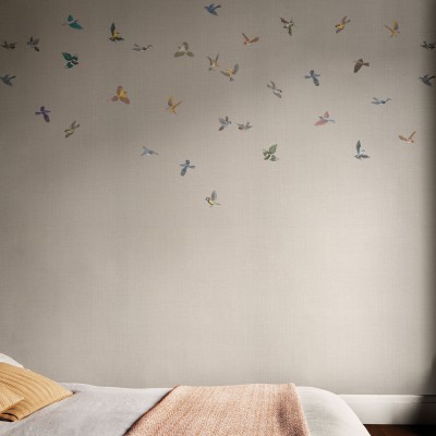 Wallpaper cu pasari delicate in zbor pe un fundal alb, perfect pentru dormitor, living sau birou.