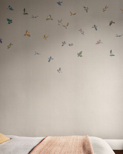 Wallpaper cu pasari delicate in zbor pe un fundal alb, perfect pentru dormitor, living sau birou.