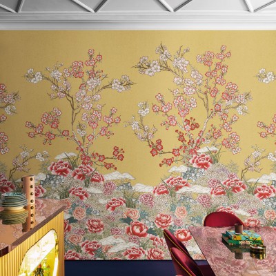 Tapet floral cu flori orientale delicate, pe fundal auriu.