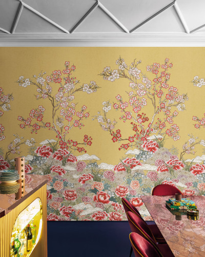 Tapet floral cu flori orientale delicate, pe fundal auriu.
