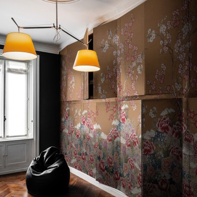 Fototapet cu design floral, inspirat din cultura japoneză. Tapetul are un fond de culoare caramel și prezintă flori roz, albe și crem.