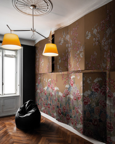 Fototapet cu design floral, inspirat din cultura japoneză. Tapetul are un fond de culoare caramel și prezintă flori roz, albe și crem.