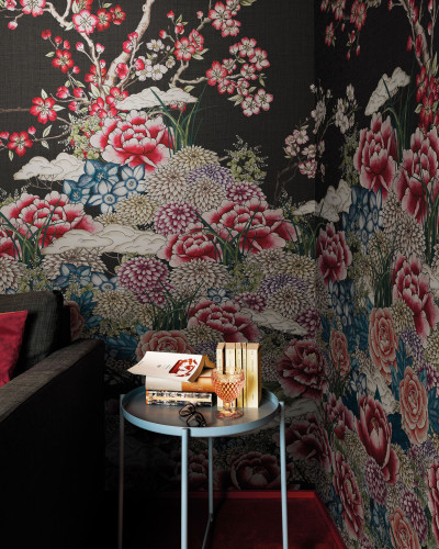 Tapet floral cu design asiatic modern, culori vibrante si detalii delicate.