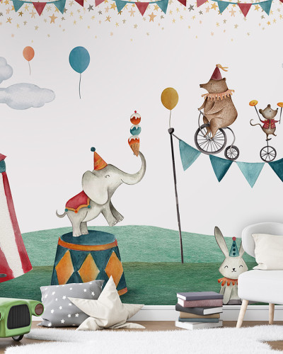 Tapet cu animale de circ, inclusiv elefant, urs, iepure, panda si o pisica, intr-un decor de circ cu cort si steaguri.