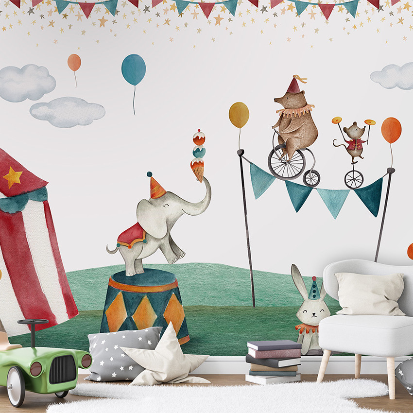 Tapet cu animale de circ, inclusiv elefant, urs, iepure, panda si o pisica, intr-un decor de circ cu cort si steaguri.