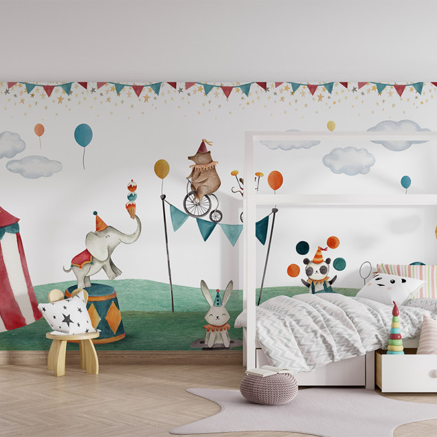 Tapet cu animale de circ, inclusiv elefant, urs, iepure, panda si o pisica, intr-un decor de circ cu cort si steaguri.
