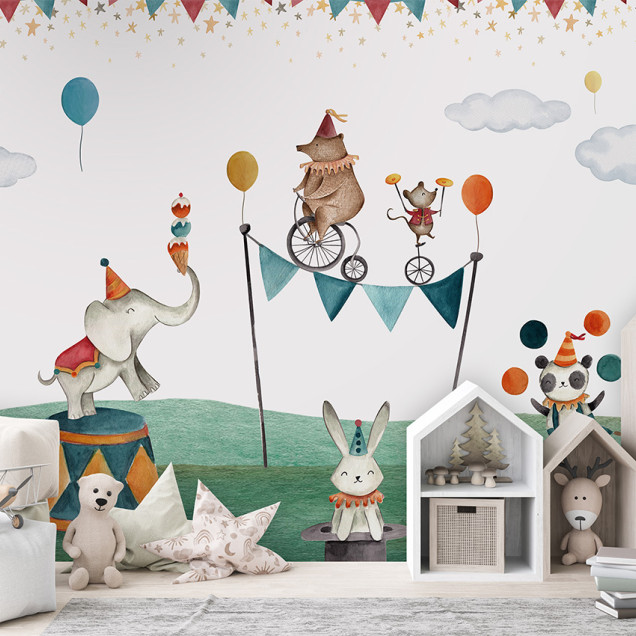 Tapet cu animale de circ, inclusiv elefant, urs, iepure, panda si o pisica, intr-un decor de circ cu cort si steaguri.