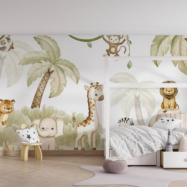 Tapet cu design de junglă, cu palmieri, animale safari și culori calde.