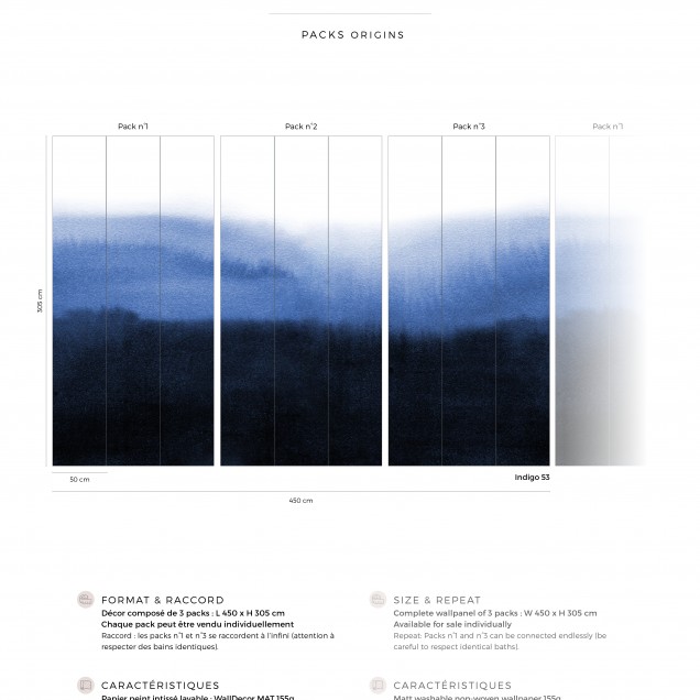 Tapet abstract cu nuanțe de indigo, Sfumato Nocturne, Indigo, PaperMint, cu un fotoliu alb și plante verzi în prim plan
