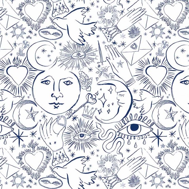 Tapet Mystic Lazuli, cu design abstract albastru pe fond alb, cu motive de stele, luna si inimi, in dormitor
