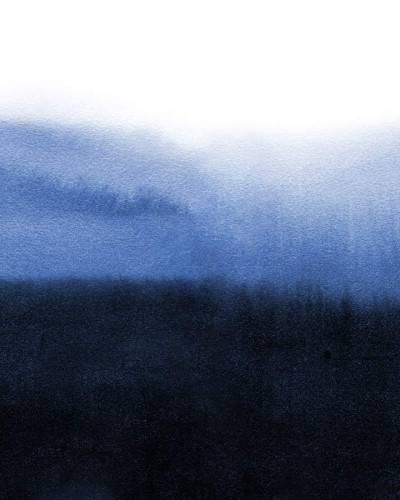 Tapet abstract cu nuanțe de indigo, Sfumato Nocturne, Indigo, PaperMint, cu un fotoliu alb și plante verzi în prim plan