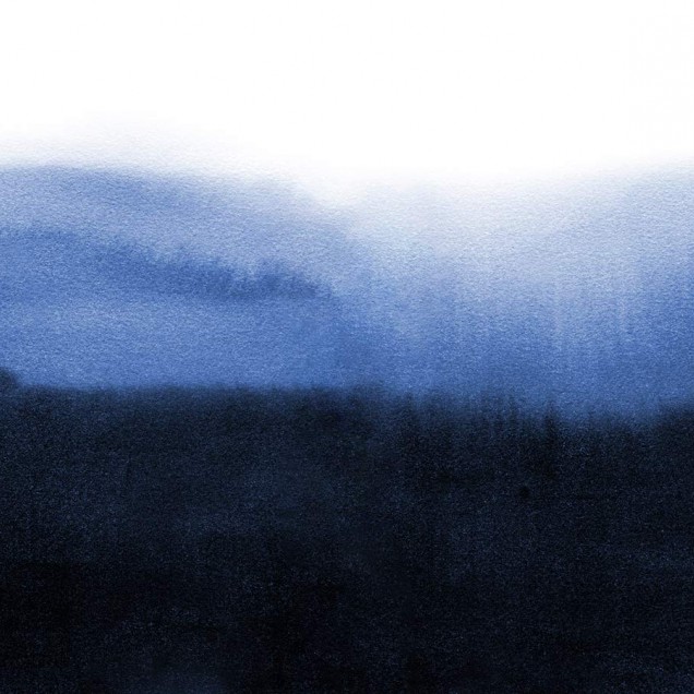 Tapet abstract cu nuanțe de indigo, Sfumato Nocturne, Indigo, PaperMint, cu un fotoliu alb și plante verzi în prim plan
