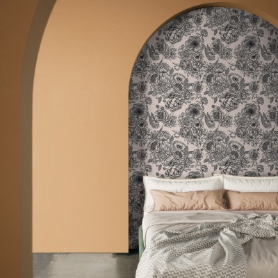 Tapet floral negru cu flori vintage imprimate pe un fundal alb,  pe peretele unui dormitor.