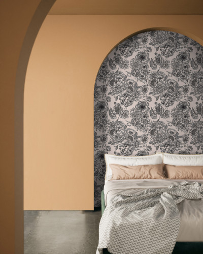 Tapet floral negru cu flori vintage imprimate pe un fundal alb,  pe peretele unui dormitor.