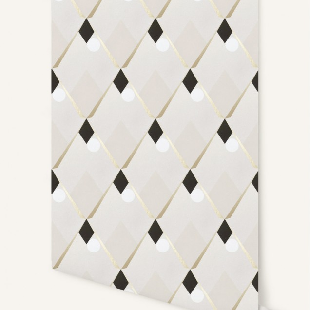 Tapet geometric modern cu romburi și linii aurii pe un fundal crem. Designul se potrivește perfect pentru un living, dormitor sau birou.