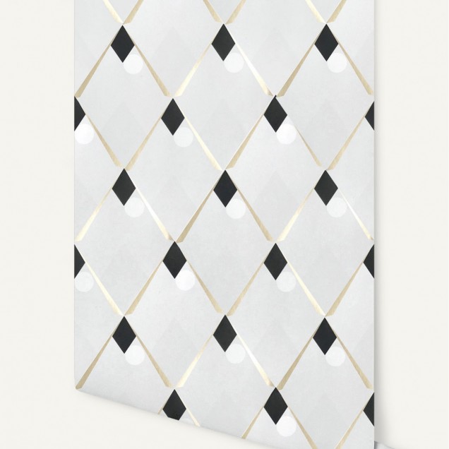 Tapet geometric cu model Arlequin, Cendre Doré, cu accente de aur pe fond alb.
