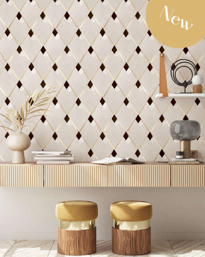 Tapet geometric modern cu romburi și linii aurii pe un fundal crem. Designul se potrivește perfect pentru un living, dormitor sau birou.