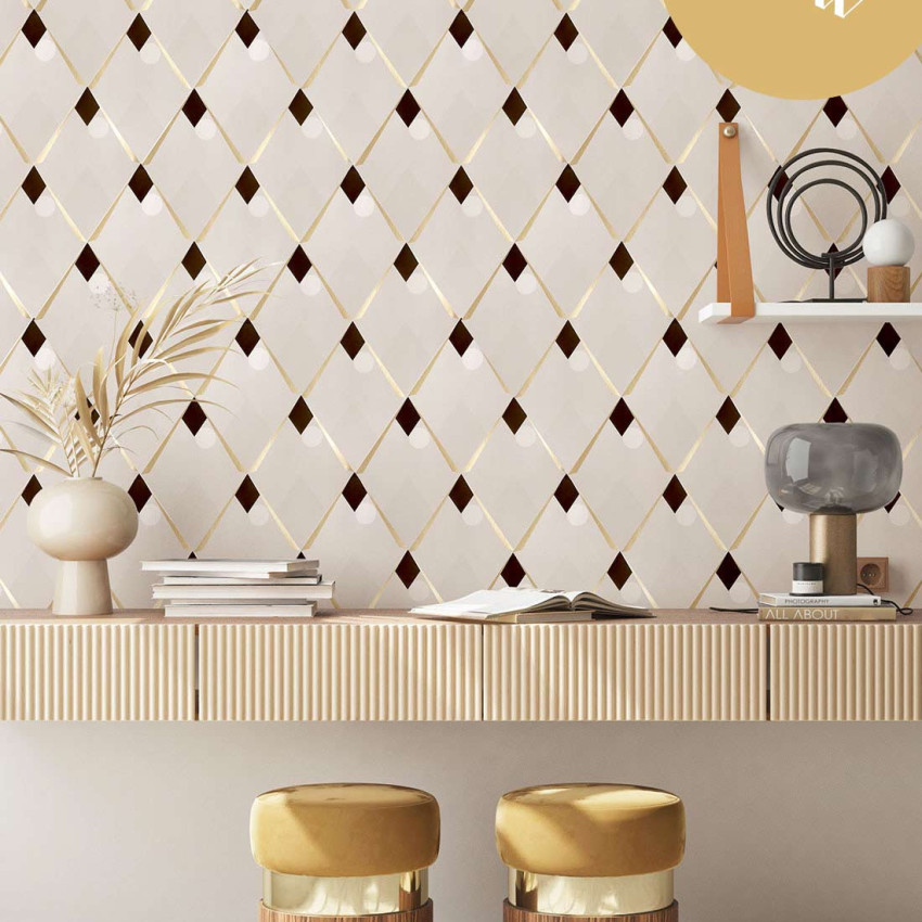 Tapet geometric modern cu romburi și linii aurii pe un fundal crem. Designul se potrivește perfect pentru un living, dormitor sau birou.