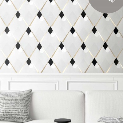 Tapet geometric cu model Arlequin, Cendre Doré, cu accente de aur pe fond alb.