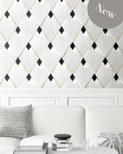 Tapet geometric cu model Arlequin, Cendre Doré, cu accente de aur pe fond alb.