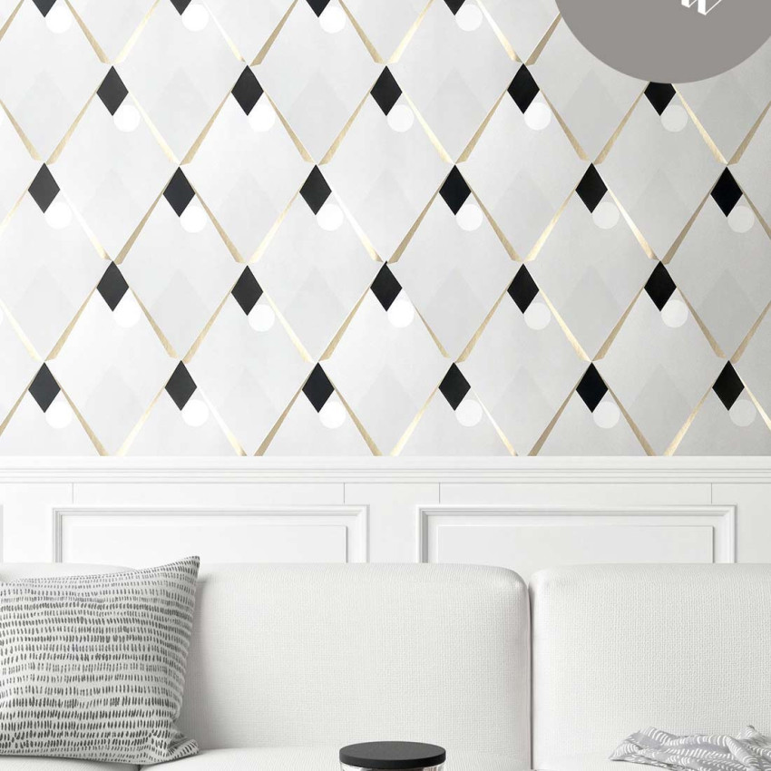 Tapet geometric cu model Arlequin, Cendre Doré, cu accente de aur pe fond alb.
