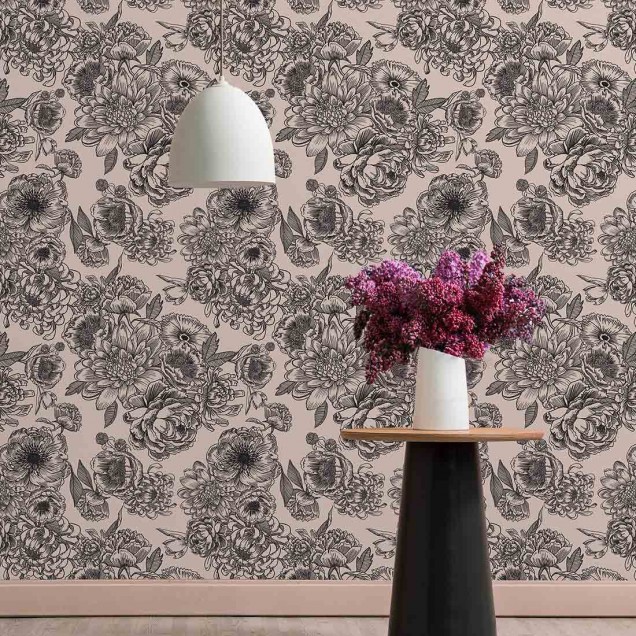 Tapet floral negru cu flori vintage imprimate pe un fundal alb,  pe peretele unui dormitor.