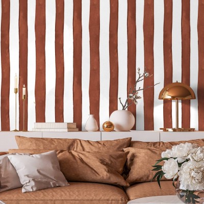 Tapet cu dungi subtiri si elegante, in tonuri de acaju, aplicat pe un perete din living