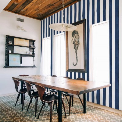 Tapet cu dungi albastre pe fond alb, perfect pentru living, dormitor sau birou.