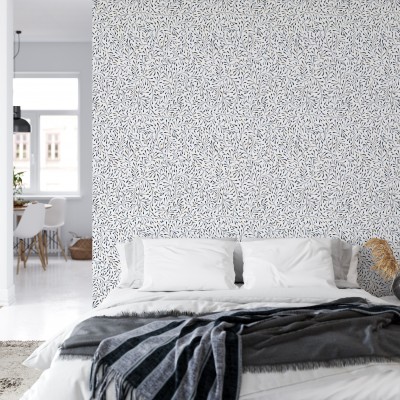 Tapet Spring, Blanc Doré, 5.3mp / rola cu model de frunze fine in albastru si auriu pe un fond alb, aplicat pe un perete dintr-un dormitor modern.