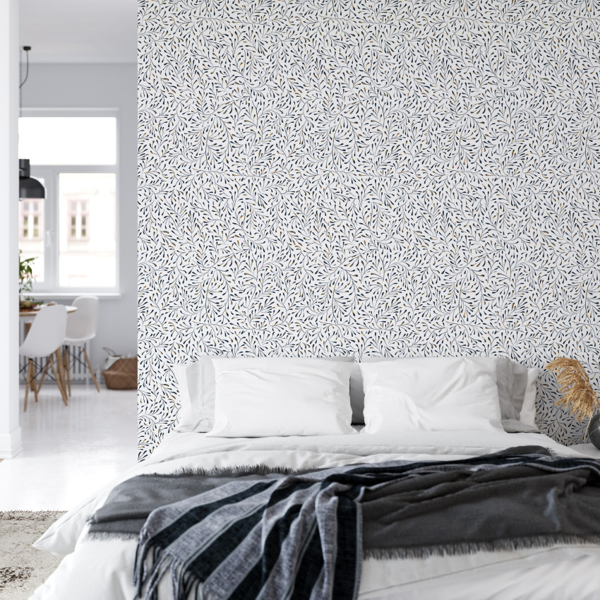 Tapet Spring, Blanc Doré, 5.3mp / rola cu model de frunze fine in albastru si auriu pe un fond alb, aplicat pe un perete dintr-un dormitor modern.