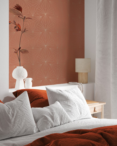Tapet geometric cu design modern in nuante de terracotta si auriu.