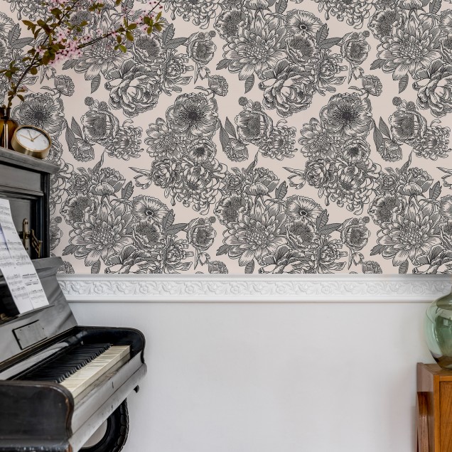 Tapet floral negru cu flori vintage imprimate pe un fundal alb,  pe peretele unui dormitor.