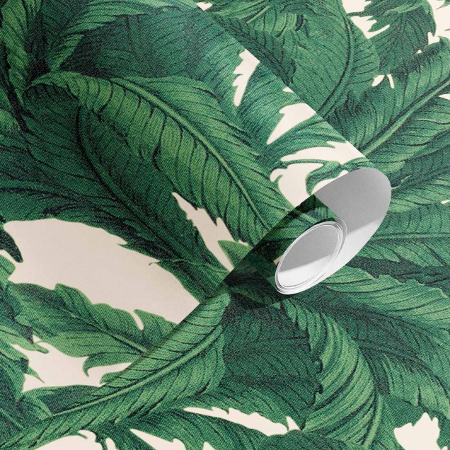 Tapet cu frunze tropicale in nuante de verde si roz pal.