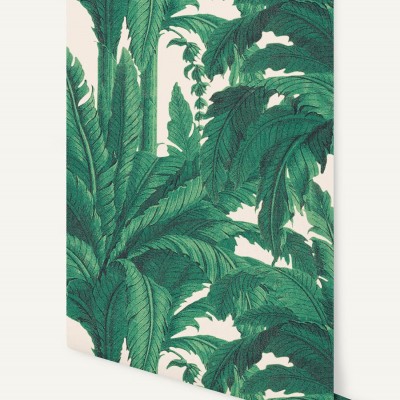 Tapet cu frunze tropicale in nuante de verde si roz pal.
