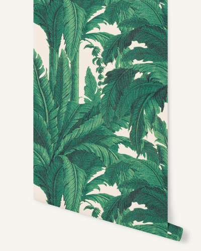 Tapet cu frunze tropicale in nuante de verde si roz pal.