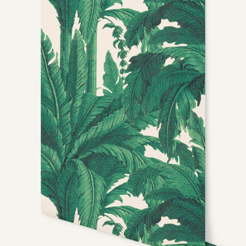 Tapet cu frunze tropicale in nuante de verde si roz pal.