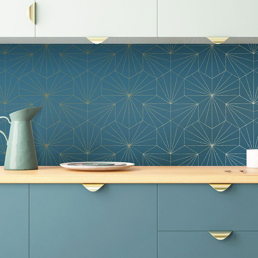 Tapet geometric cu design modern in nuante de terracotta si auriu.