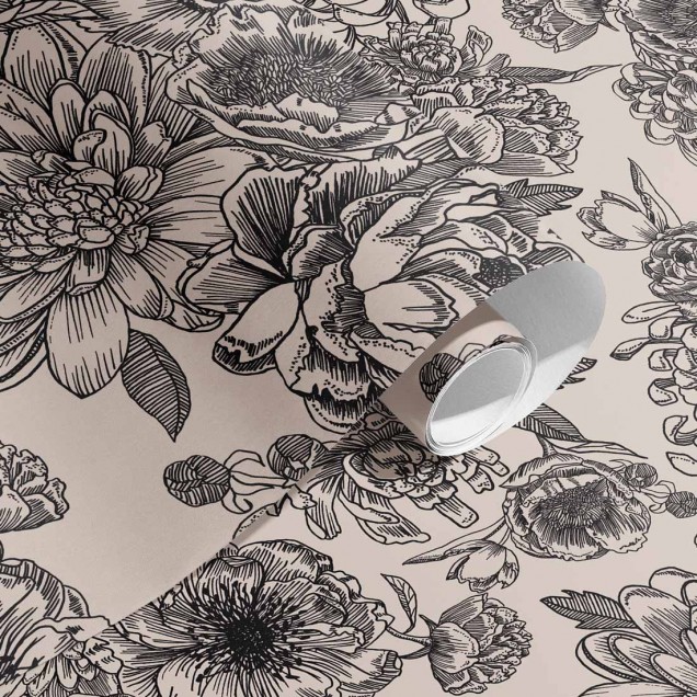 Tapet floral negru cu flori vintage imprimate pe un fundal alb,  pe peretele unui dormitor.
